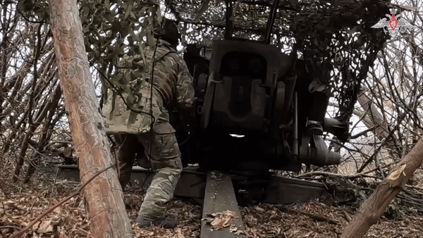    Позиции противника трещат по швам: расчёт гаубицы Д-30 уничтожил опорный пункт ВСУ//Видео с официальной страницы Минобороны