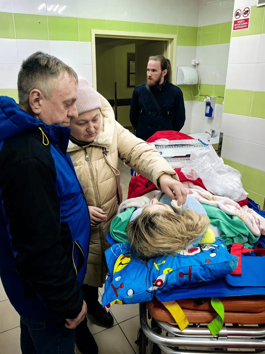 Папа с мамой в больнице встречают дочку, которая вернулась с Пхукета лежачей. 