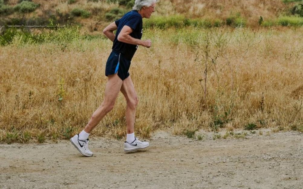 Джон Сазерленд на пробежке.