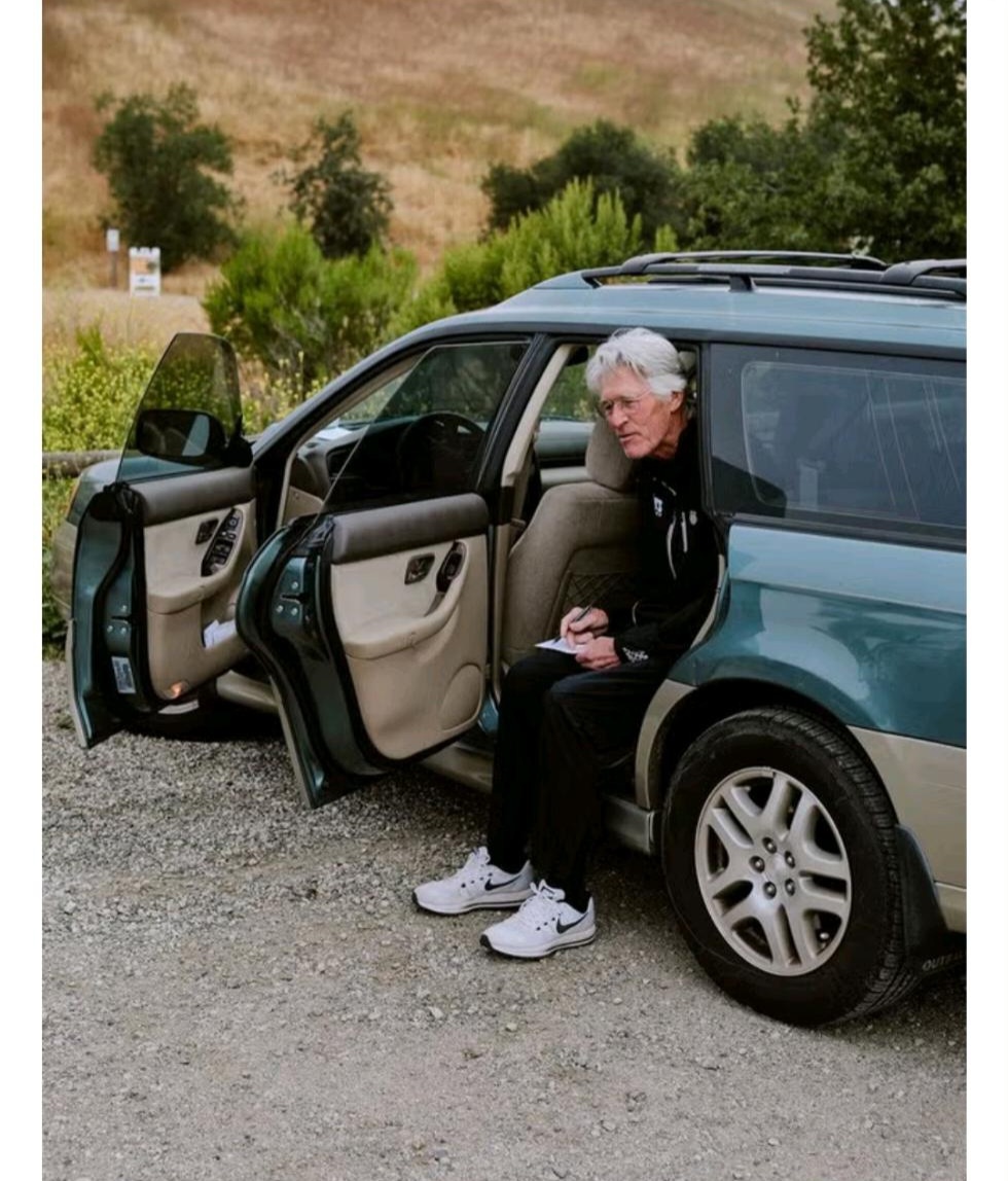 Джон Сазерленд за ведением дневника тренировок.