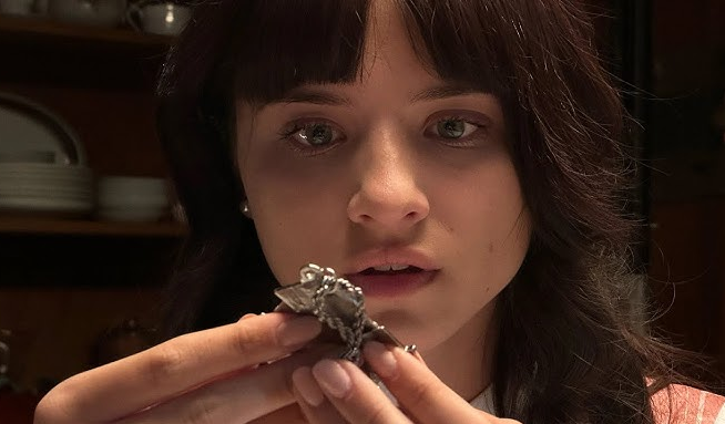 Уэнсдей и шкатулка мидаса. Пираты карибского моря медальон. Кулон пираты карибского моря. Мифозавр мандалорцев. Пиратский медальон.