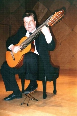 С альт-гитарой на концерте во Франции