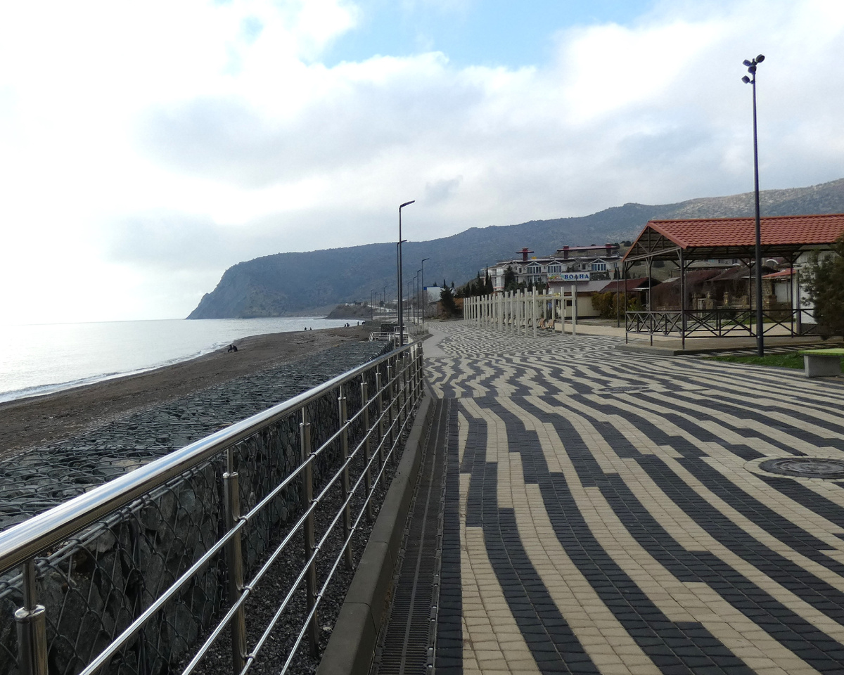 Пустынная набережная в Веселовской бухте