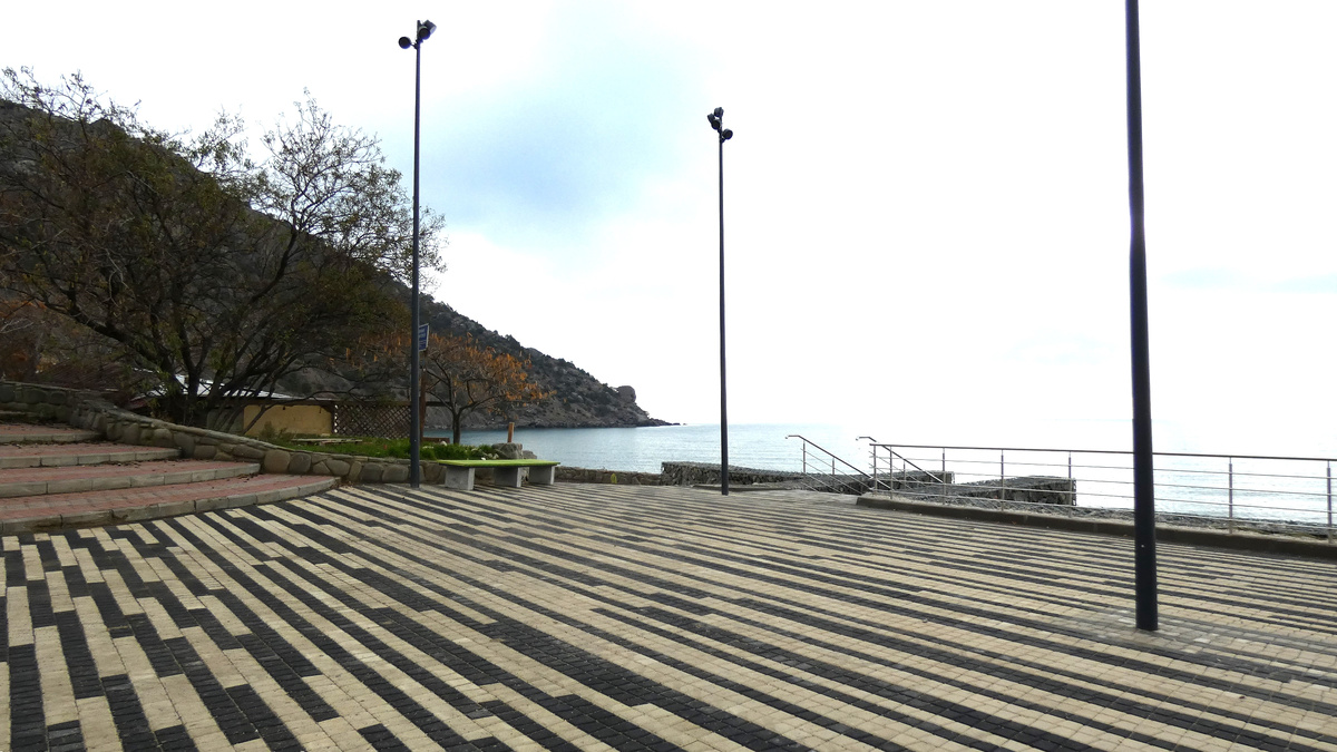 Окончание набережной, вдалеке гора Караул-Оба