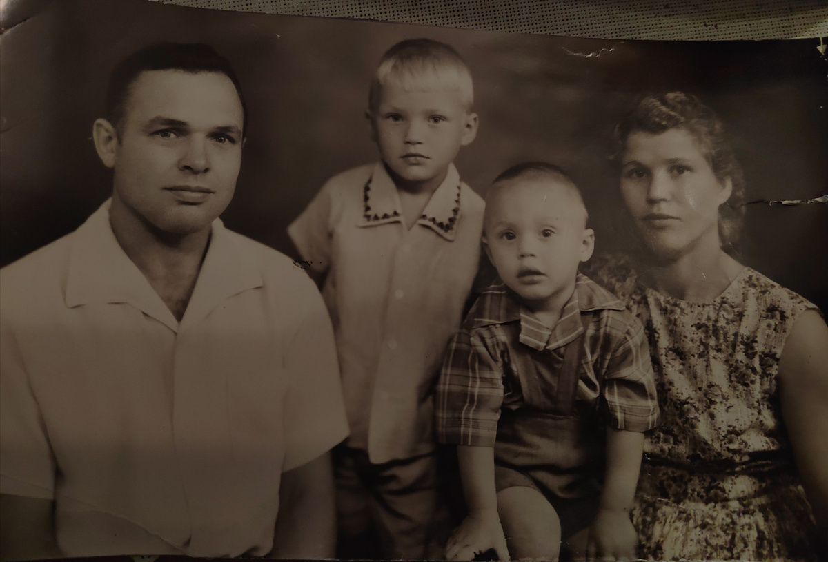 Дедушка Володя, бабушка Тоня,  мой папа Слава (тот, который в клетчатой рубашке) и дядя Гена)