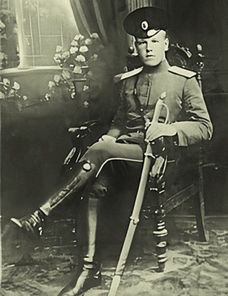 Гусар Александр Горбатов. Фото 1912 года. Источник: Горбатов А. В. Годы и войны. Записки командарма. 1941-1945. – М.: ЗАО Центрполиграф, 2008. Вклейка фотографий