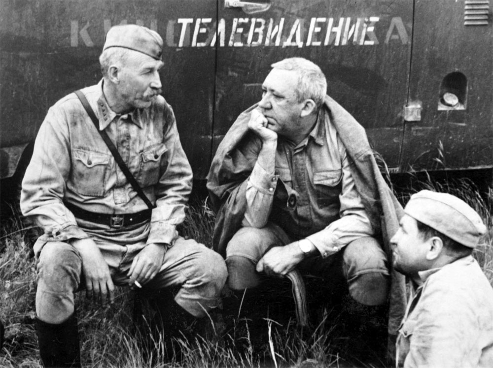 Иван Лапиков и Юрий Никулин во время съемок фильма «Они сражались за Родину».