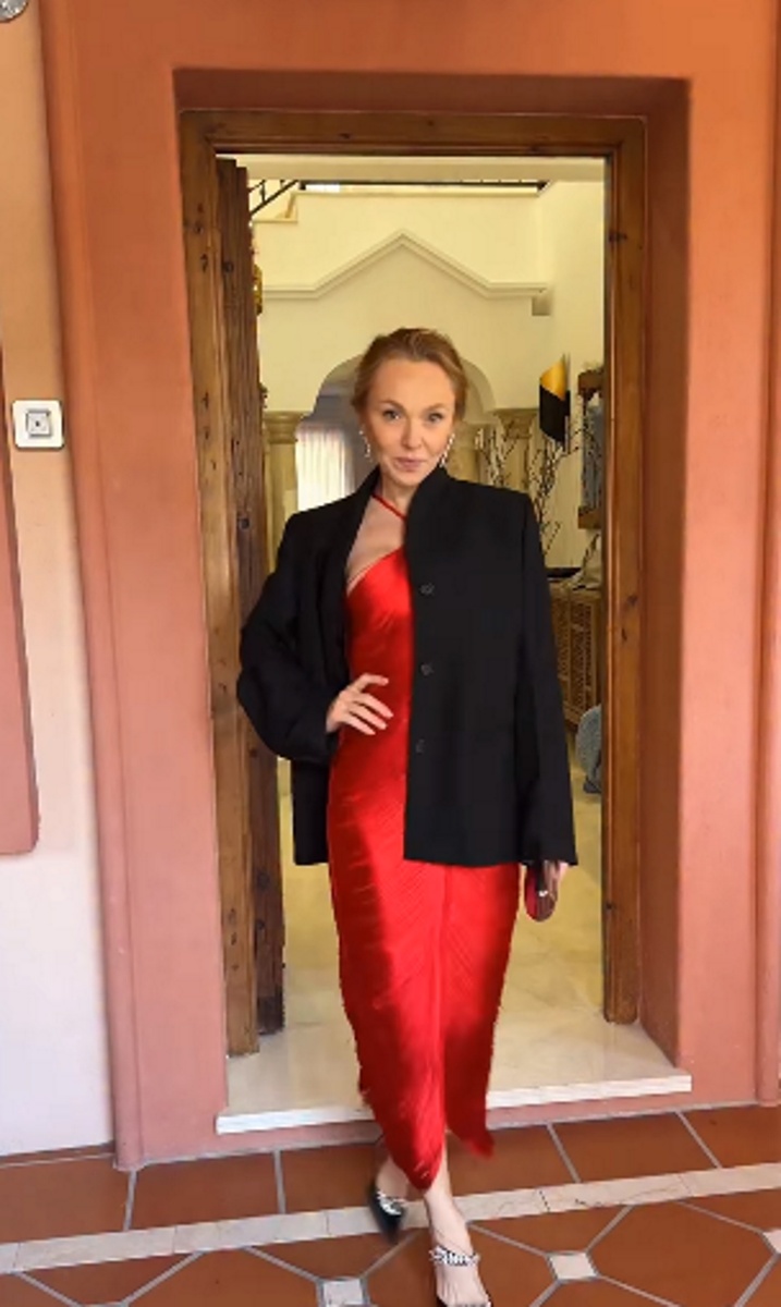 Альбина Джанабаева покрасовалась в алом шелковом платье. Фото: соцсети