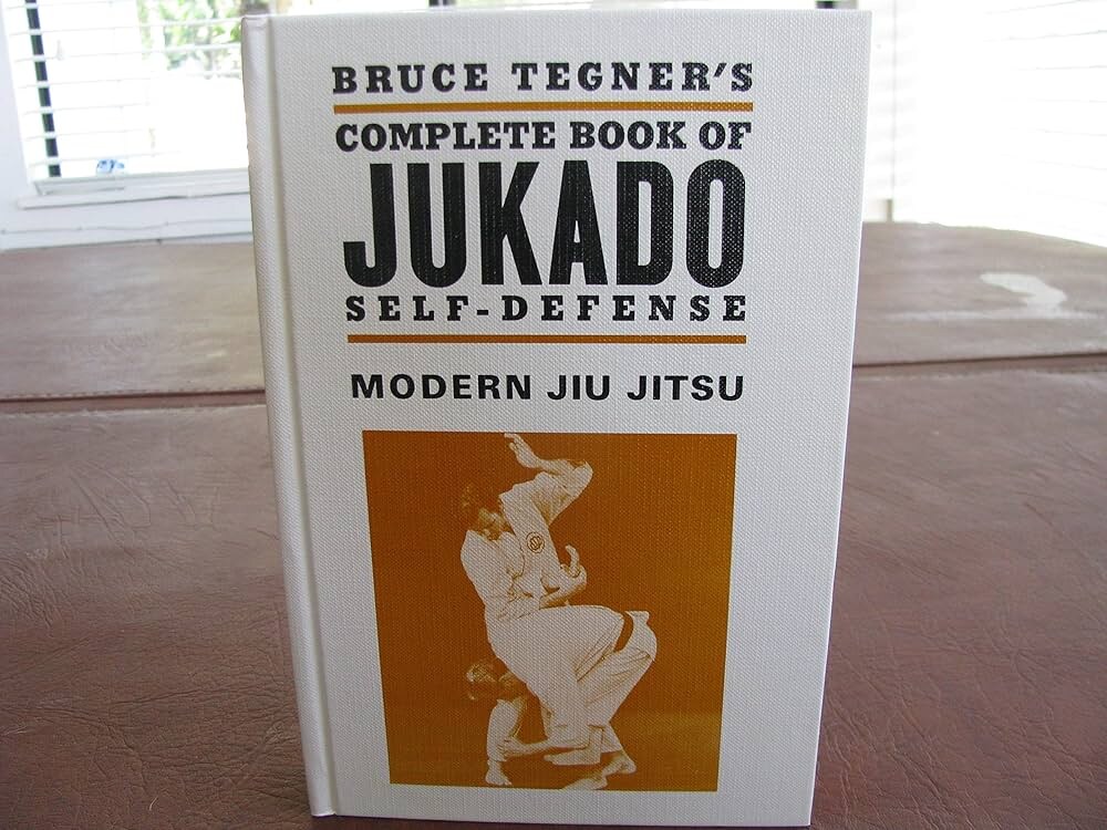 Учебник по дзюкадо. Фото с сайта https://www.amazon.com/Complete-Book-Jukado-Self-Defense-Modernized/dp/0874075041