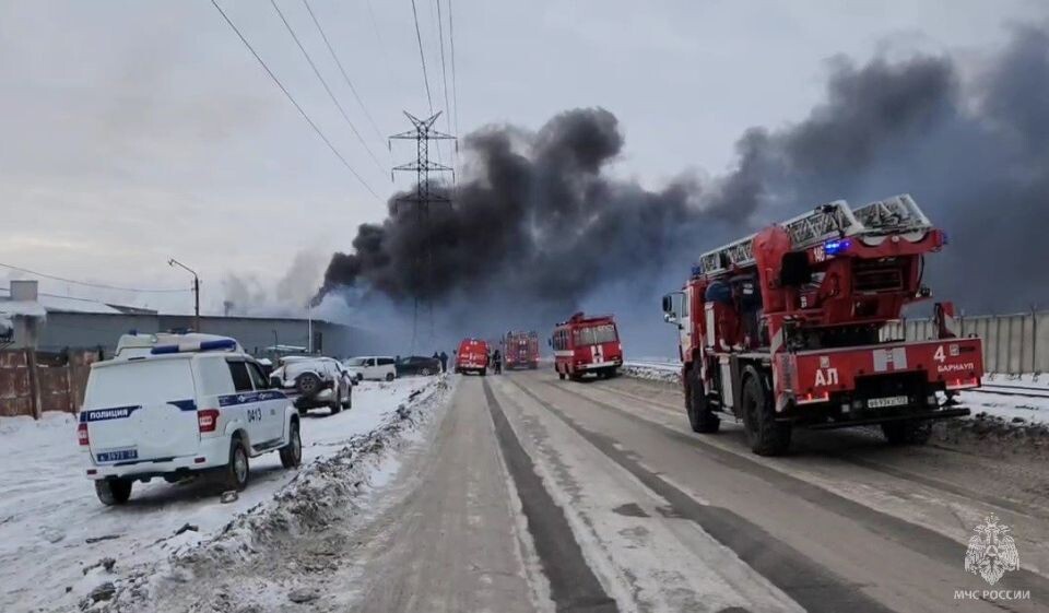    В Барнауле спасатели ликвидируют пожар в автосервисе. Источник: МЧС по Алтайскому краю