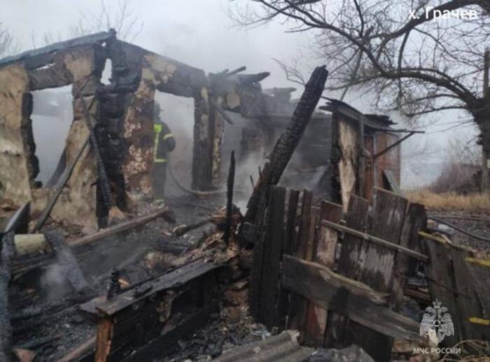 В Ростовской области ночью 11 декабря при пожарах погибли три человека. Об этом сообщили в пресс-службе регионального управления МЧС.

Первое ЧП произошло в хуторе Грачев Боковского района. Там хозяин дома оставил кастрюлю на плите и уснул.  Очевидцы вызвали пожарных, когда огонь уже охватил кровлю. Площадь возгорания составила 100 кв. метров. К сожалению,  мужчина погиб.

А в поселке Зимовники  на улице Ленина из-за непотушенной сигареты  погиб 53-летний курильщик. Возгорание ликвидировали на 20-ти кв. метрах. 

Еще один трагический случай произошел в Каменск-Шахтинском Там пожилая женщина с болезнью Альцгеймера устроила пожар. Ее  деревянный дом полностью сгорел.  В тушении было задействовано 8 огнеборцев МЧС России на 2 спецмашинах. 