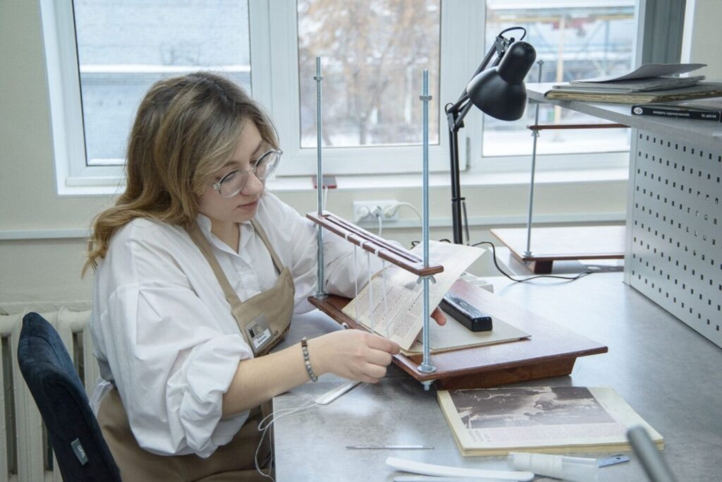 В отделе реставрации библиотечных фондов © РБК Новосибирск