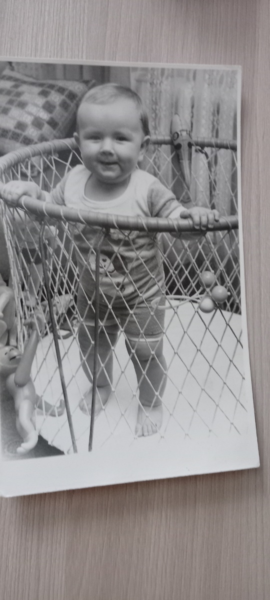 Вот счастливое залюбленное упитанное дитя. Еще не в курсе, что жизнь бывает недружелюбна...