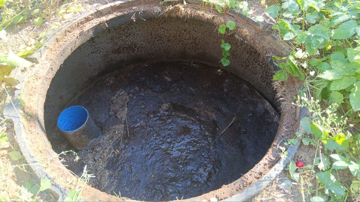 Первый приёмный колодец. Три кольца диаметром 1 метр и бетонное дно.