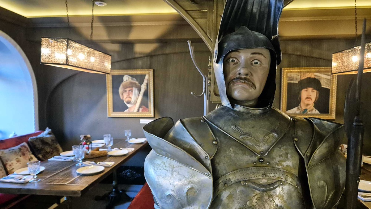 Интерьер ресторана "Иоанн Васильевич". Листайте галерею, чтобы увидеть ещё фото