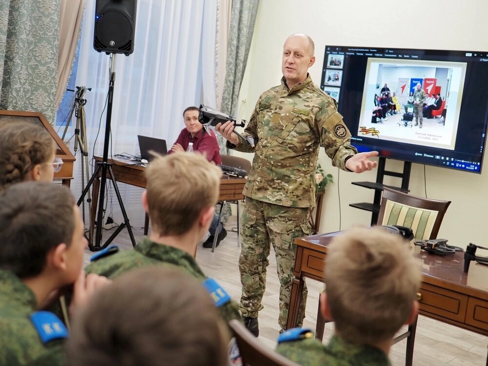   Дмитрий Афанасьев выступает перед учениками кадетских классов. Фото: АиФ-Калуга/ Сергей Лялякин