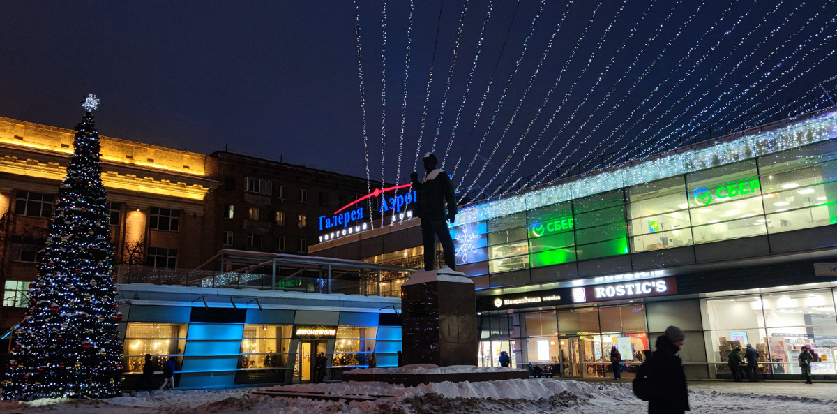 Станция метро Аэропорт. Галерея Аэропорт. Эрнест Тельман в снегу. Или под снегом. 13.12.2024 г, пятница.