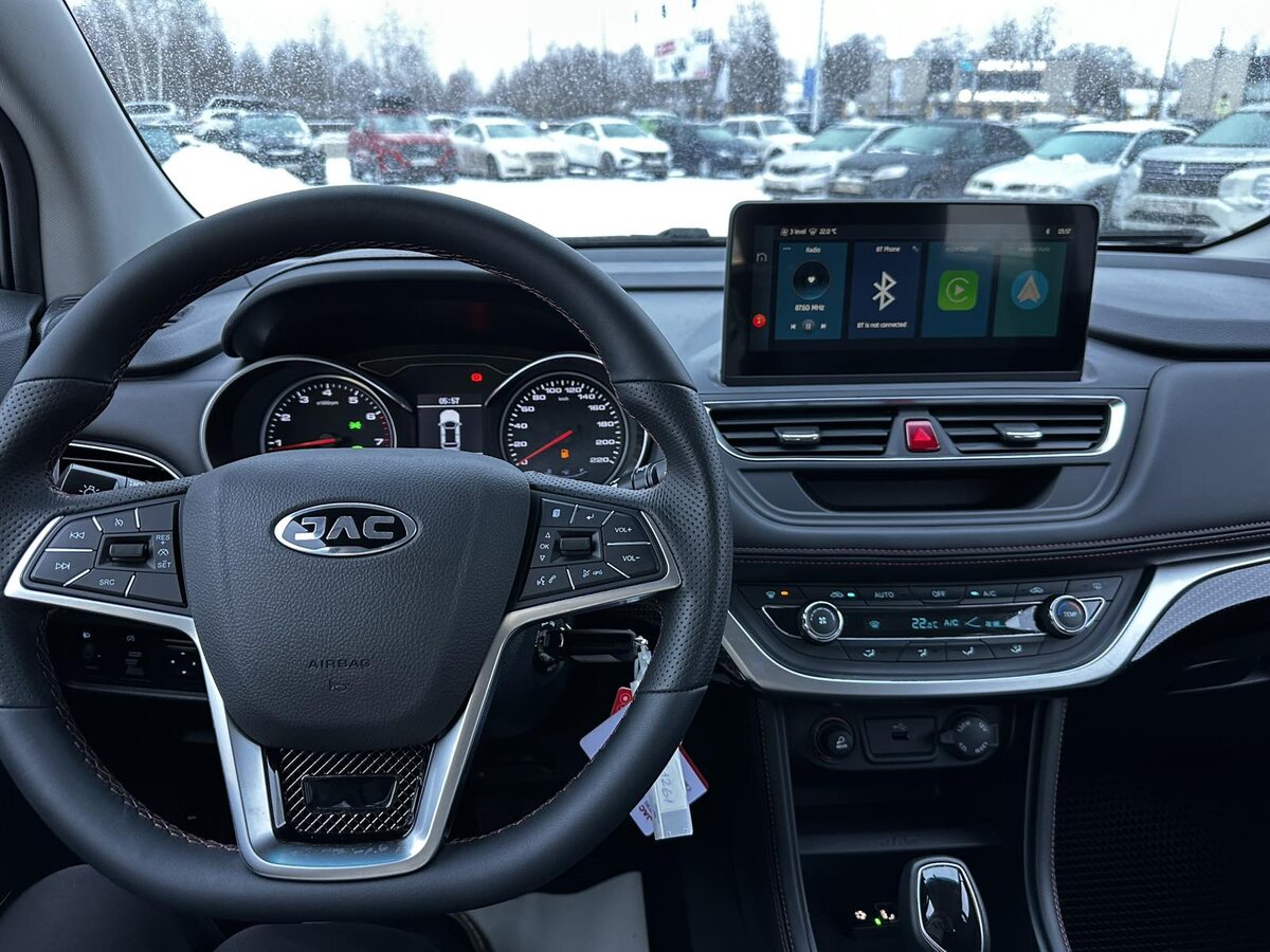 Лаконичный интерьер JAC JS3, где все под рукой. Салон выполнен в черном цвете