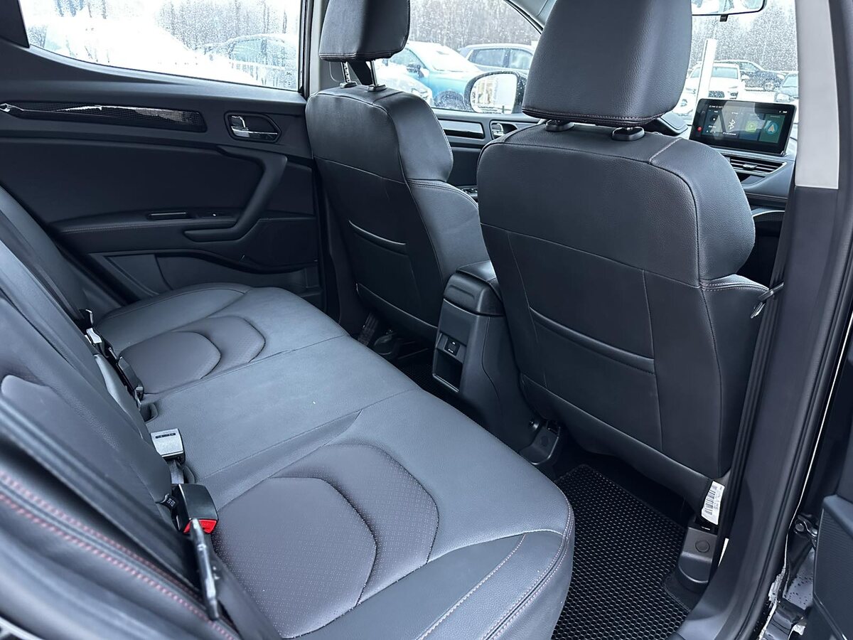 Для пассажиров заднего ряда предусмотрен подлокотник по центру 