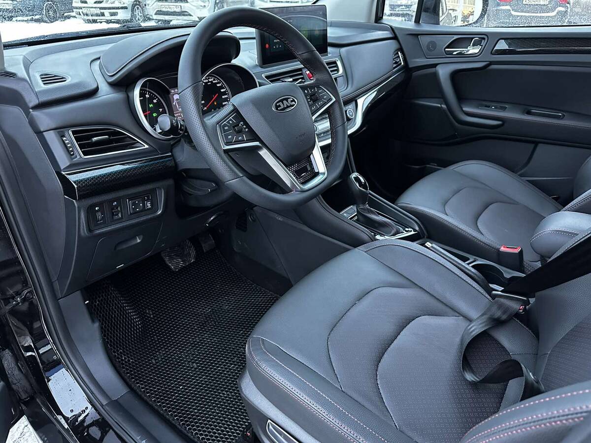 Сиденья водителя и переднего пассажира регулируются в 4-х направлениях