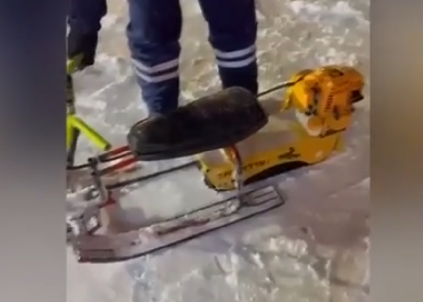     В Дудинке инспекторы ГАИ остановили 7-летнего мальчика на снегокате с двигателем