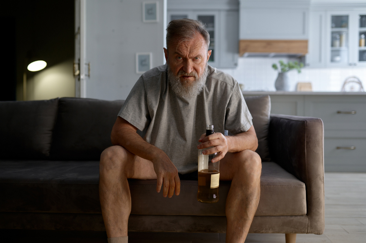 Алкогольная зависимость (источник изображения: freepik.com)