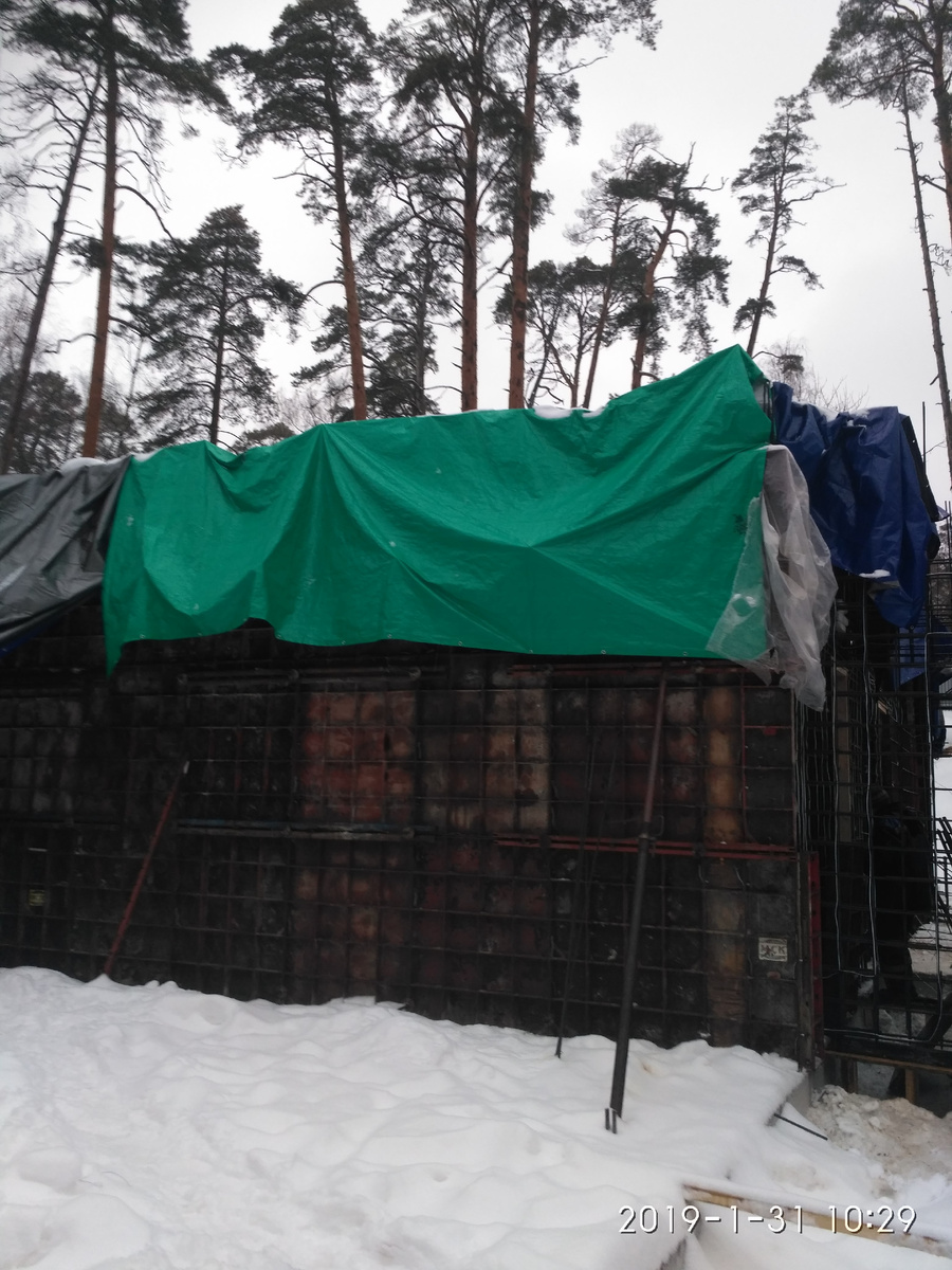 На фото: греем бетон.