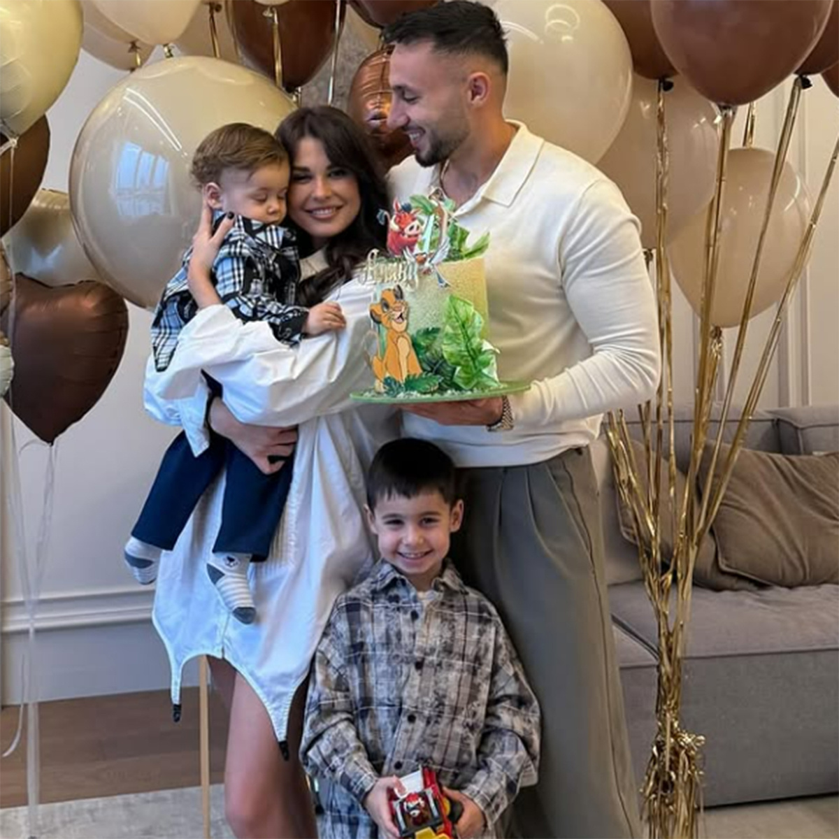 Ира Пинчук и Арай Чобанян с сыновьями Давидом и Аленом. Фото: соцсети Иры Пинчук