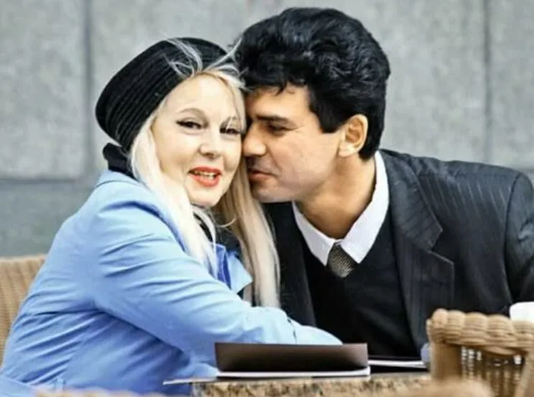 Елена Кондулайнен с Дмитрием. На следующем кадре (стрелка вправо) — сцена из фильма «Театр»