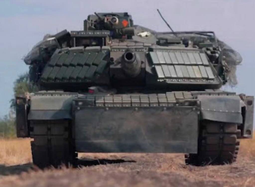 Переданный в дар США танк M1A1 Abrams Вооруженных сил Украины, модернизированный взрывоопасной реактивной броней "Контакт-1" (ERA) для усиленной защиты от противотанковых управляемых ракет на поле боя. 