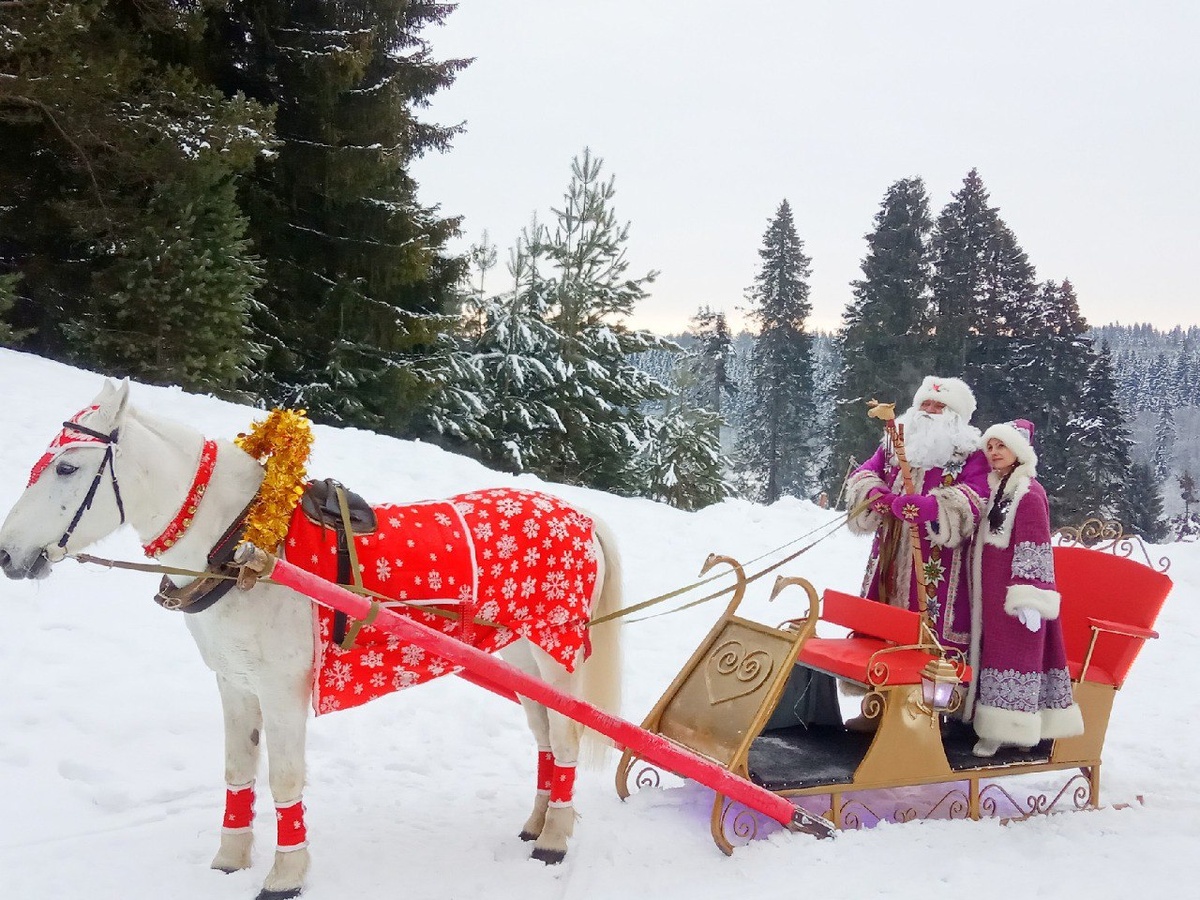 Тол Бабай и Лымы Ныл спешат с подарками. Фото из свободных источников