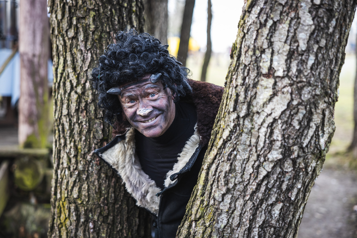 «Вот, черту бедному так стало скучно, так скучно по пекле, что хоть до петли»