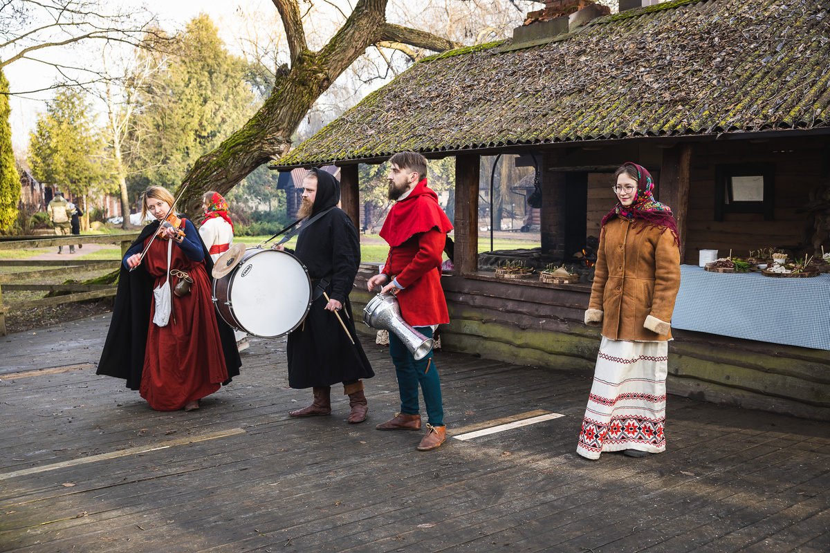 «В старину любили хорошенько поесть, попить, а ещё лучше любили повеселиться!»