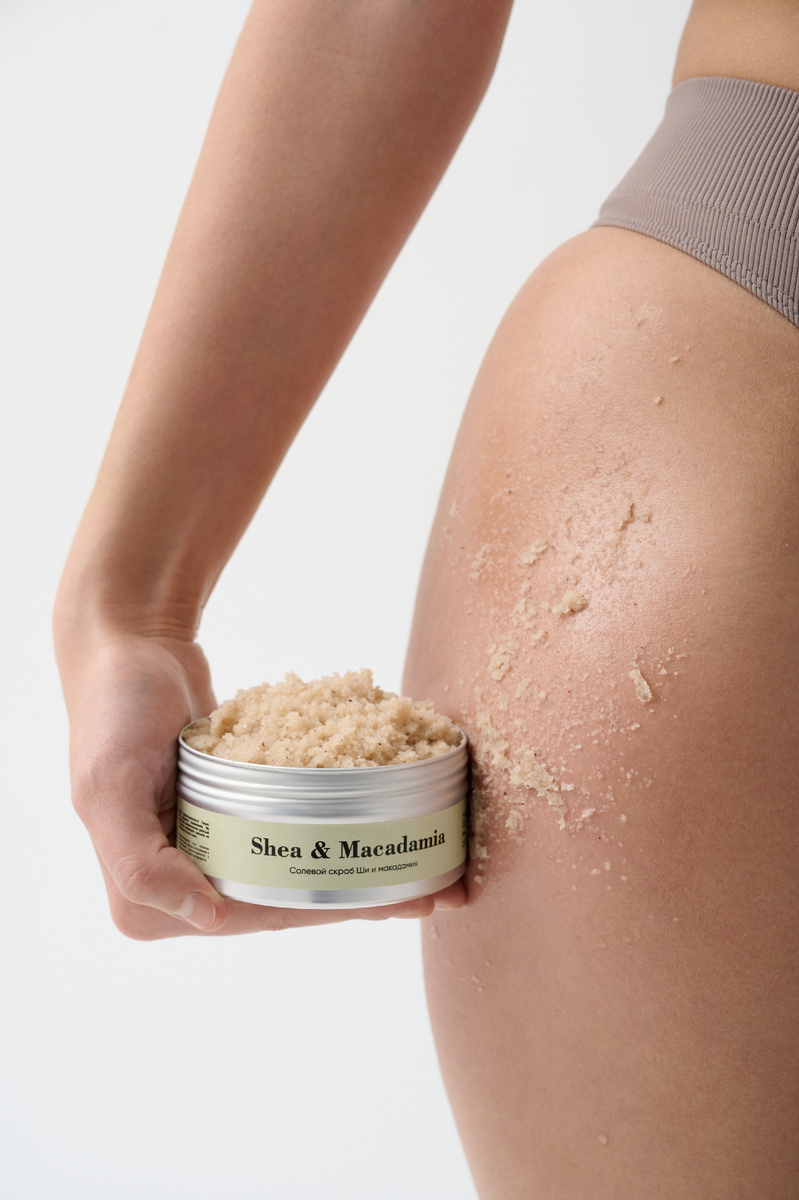 На фото: солевой скраб Ши и макадамия be.sage