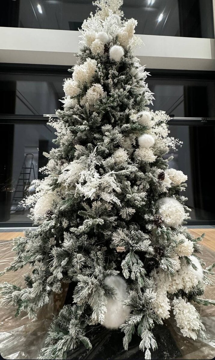 Элегантный самодельный рождественский декор из искусственной норки.