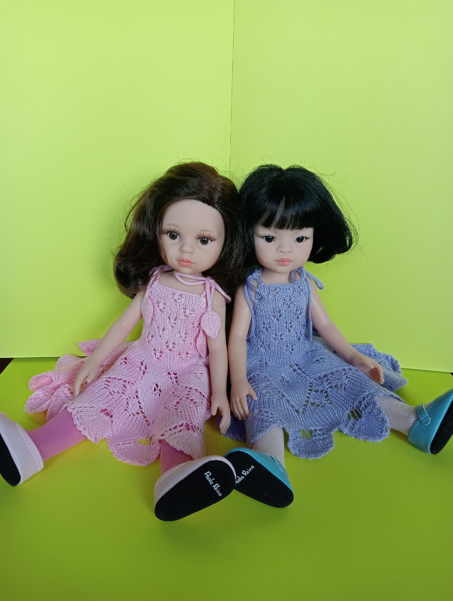 Платья для куклы имеют небольшое отличие в узоре верхней части