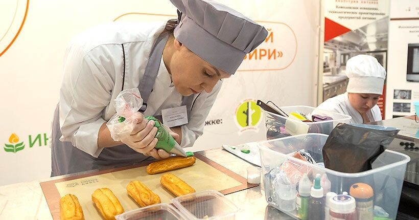 Кондитеры выясняли, чей эклер самый вкусный.