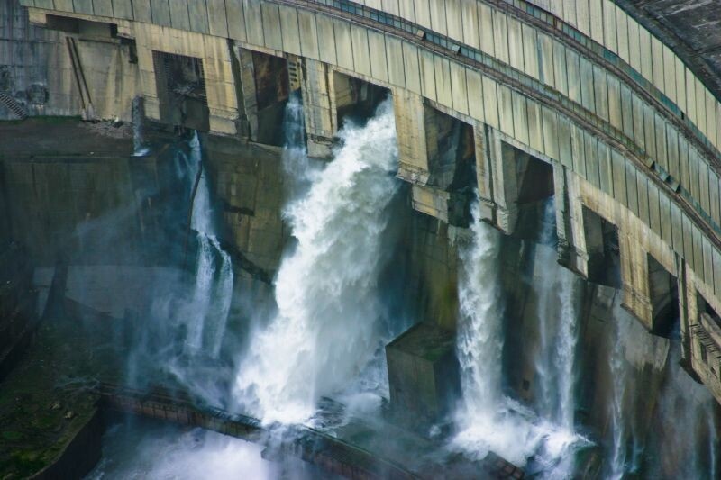 https://ru.wikipedia.org/wiki/Ингурская_ГЭС#/media/Файл:Enguri_Dam_002.jpg