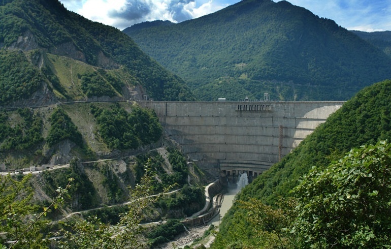 https://ru.wikipedia.org/wiki/Ингурская_ГЭС#/media/Файл:Enguri_Dam,_Georgia.jpg