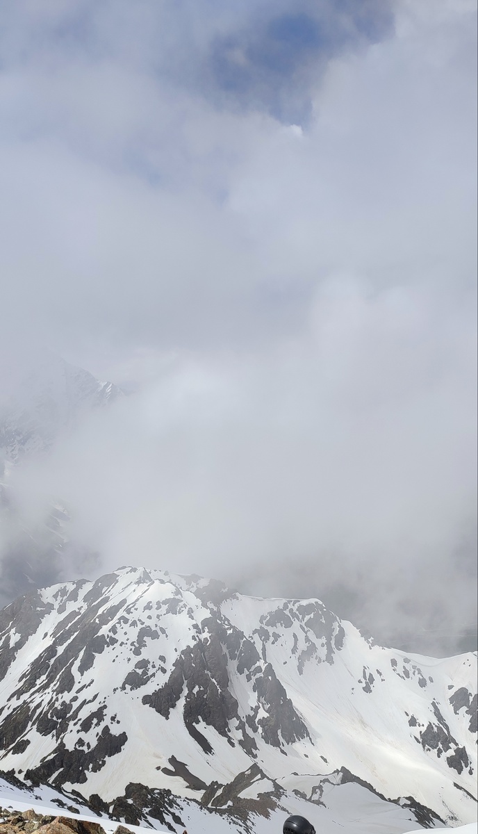 Вид с вершины Сарыкол-баши Терсак, выше облаков