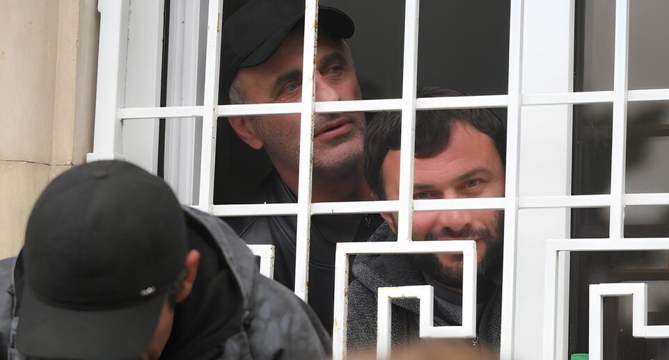    Участники акции протеста оппозиции у здания администрации президента Абхазии в Сухуме. 15 ноября парламент должен был рассмотреть вопрос о ратификации соглашения с Россией по инвестиционной политике / РИА «Новости»