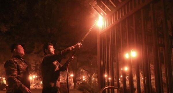    Ремонт поврежденного забора у здания парламента Абхазии в Сухуме / РИА «Новости»