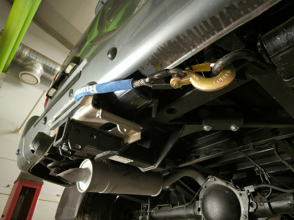 Runva Magnum 9000  в задний бампер УАЗ Патриот 