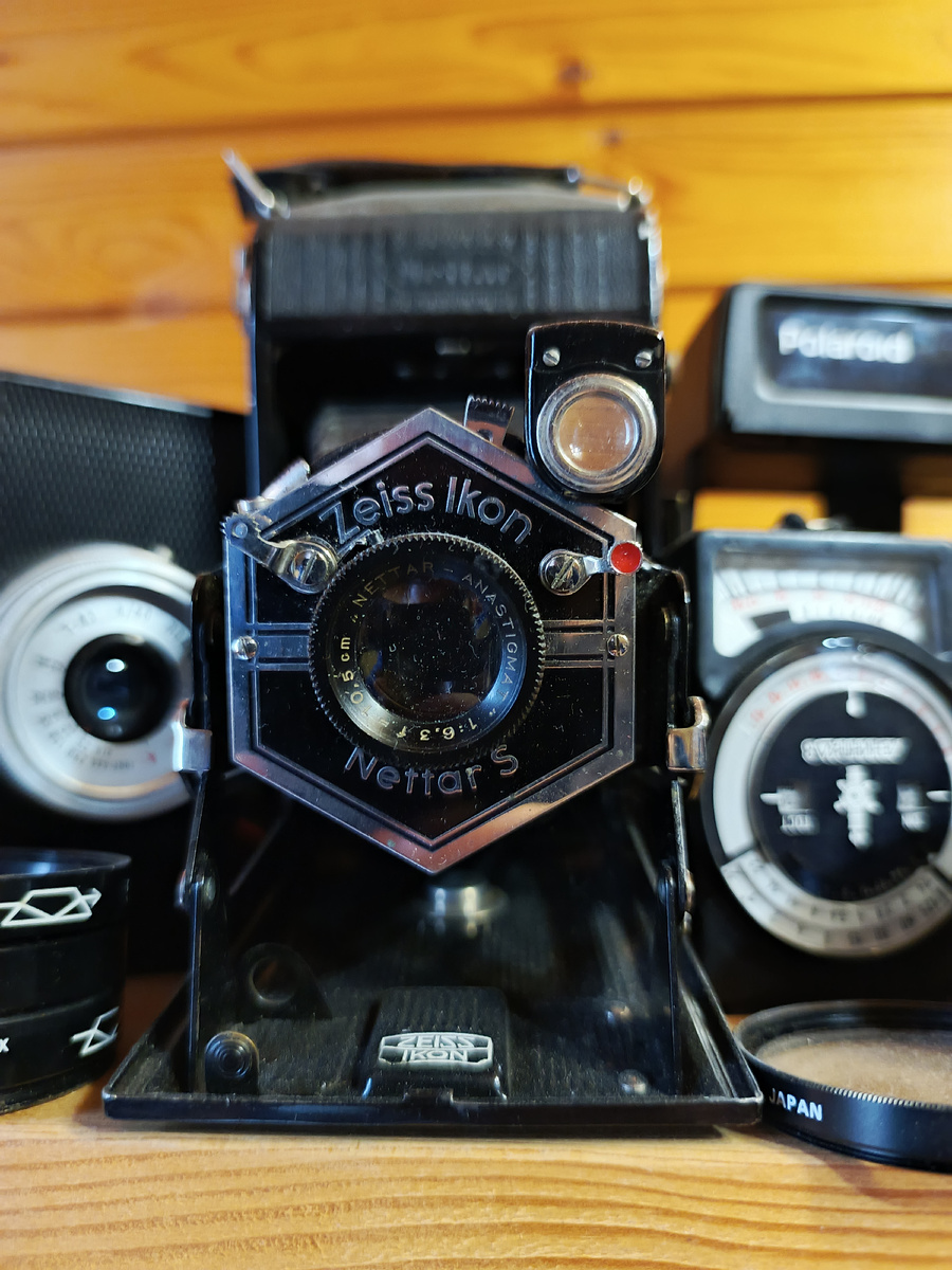 Zeiss Ikon Nettar S - это одна из самых знаменитых моделей фотоаппаратов производства Zeiss Ikon, который считается одним из лидеров в мире фототехники. Этот аппарат был выпущен в середине 20-го века и сразу завоевал сердца многих фотографов благодаря своему качеству съемки и удобству использования.  Основные характеристики Zeiss Ikon Nettar S включают в себя легкий и компактный корпус, изготовленный из прочного металла, который обеспечивает долгий срок эксплуатации устройства. Кроме того, фотоаппарат оснащен объективом с высокой диафрагмой, что позволяет получать четкие и качественные снимки даже при слабом освещении.  Особенностью Zeiss Ikon Nettar S является также возможность использования различных форматов пленки, что делает его универсальным инструментом для фотографии как профессионалам, так и любителям. Кроме того, фотоаппарат оснащен дополнительными функциями, такими как автоматическая фокусировка и регулировка экспозиции, что делает процесс съемки еще более комфортным.  Несмотря на то, что Zeiss Ikon Nettar S был выпущен много лет назад, он до сих пор популярен среди фотографов и ценителей старинной техники. Его классический дизайн и надежная конструкция делают его идеальным выбором для тех, кто ценит качество и надежность в фотографии.
