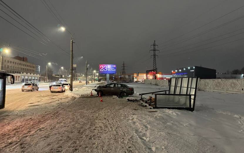    Водитель Geely врезалась в остановку и сбила девушку в Ижевске