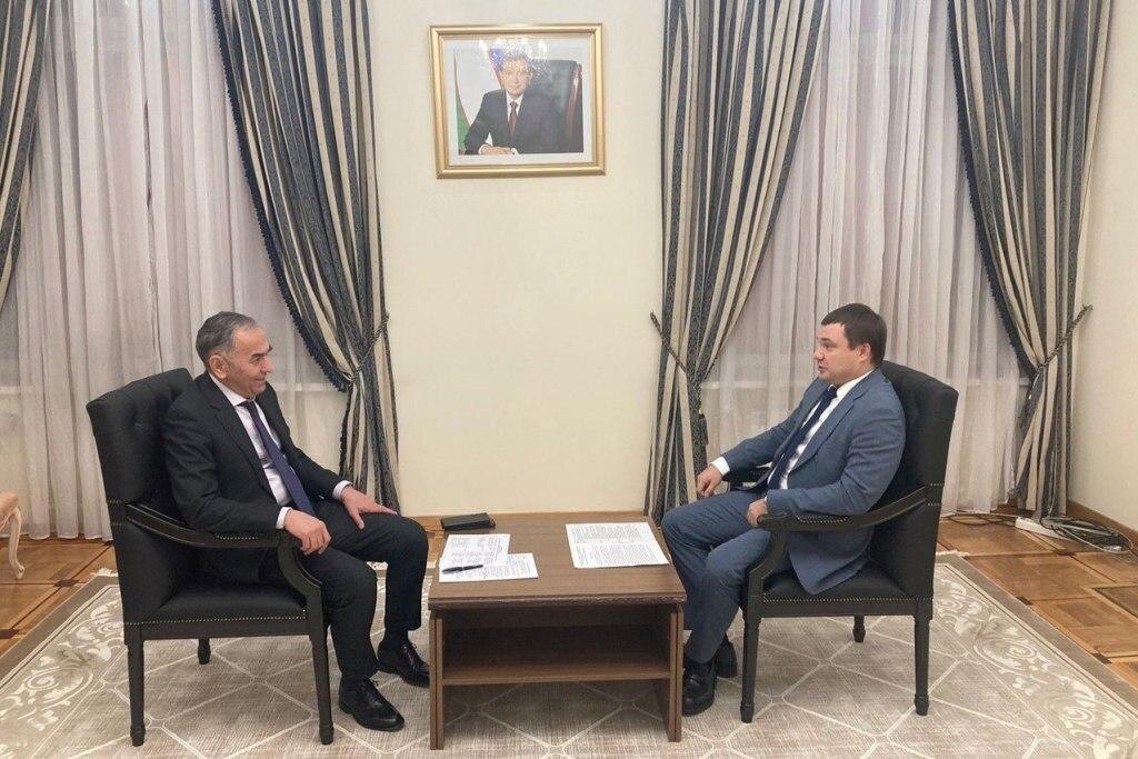    Заместитель премьер-министра правительства Карелии Дмитрий Родионов и заместитель министра инвестиций, промышленности и торговли Республики Узбекистан Хуррам Тешабаев. Фото: Пресс-служба правительства Карелии