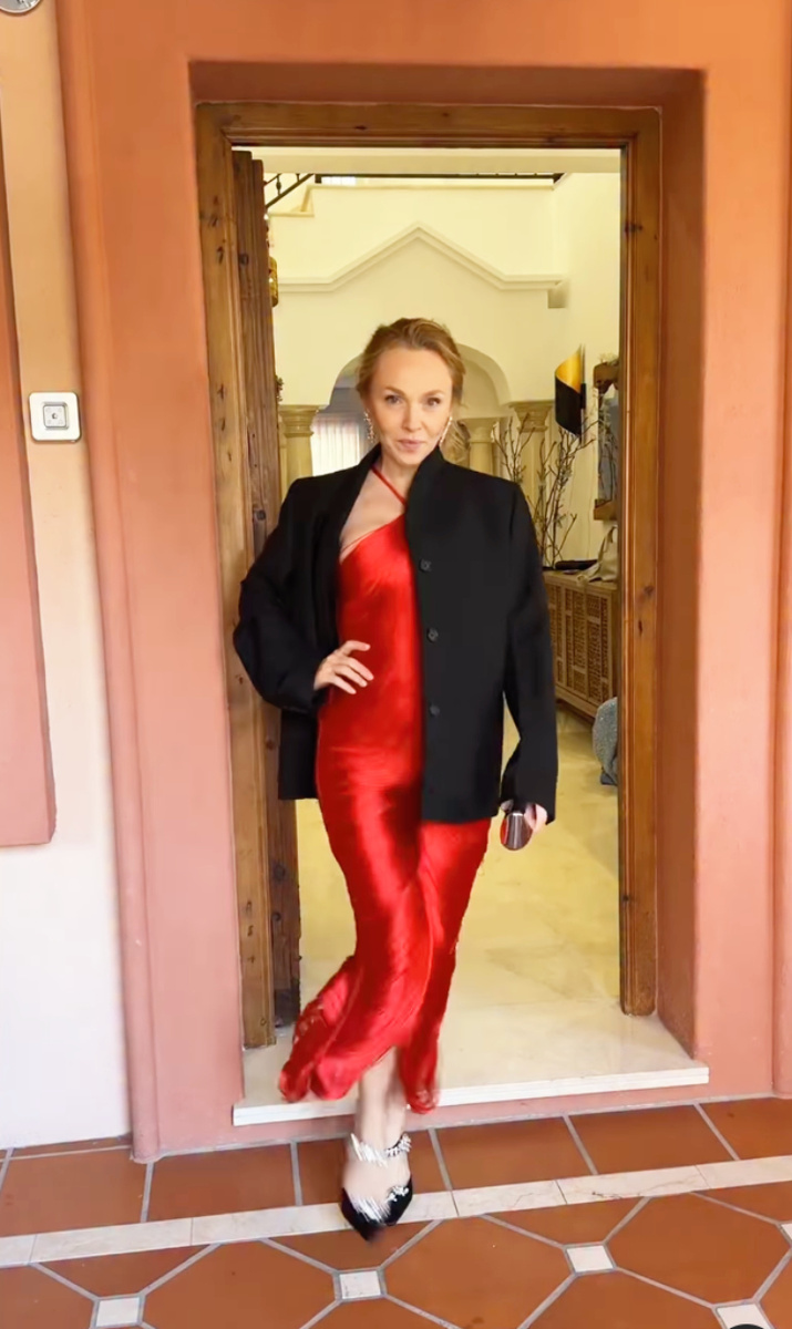    Альбина Джанабаева предстала в алом шелковом платье и жакете перед мужемСоцсети Альбины Джанабаевой