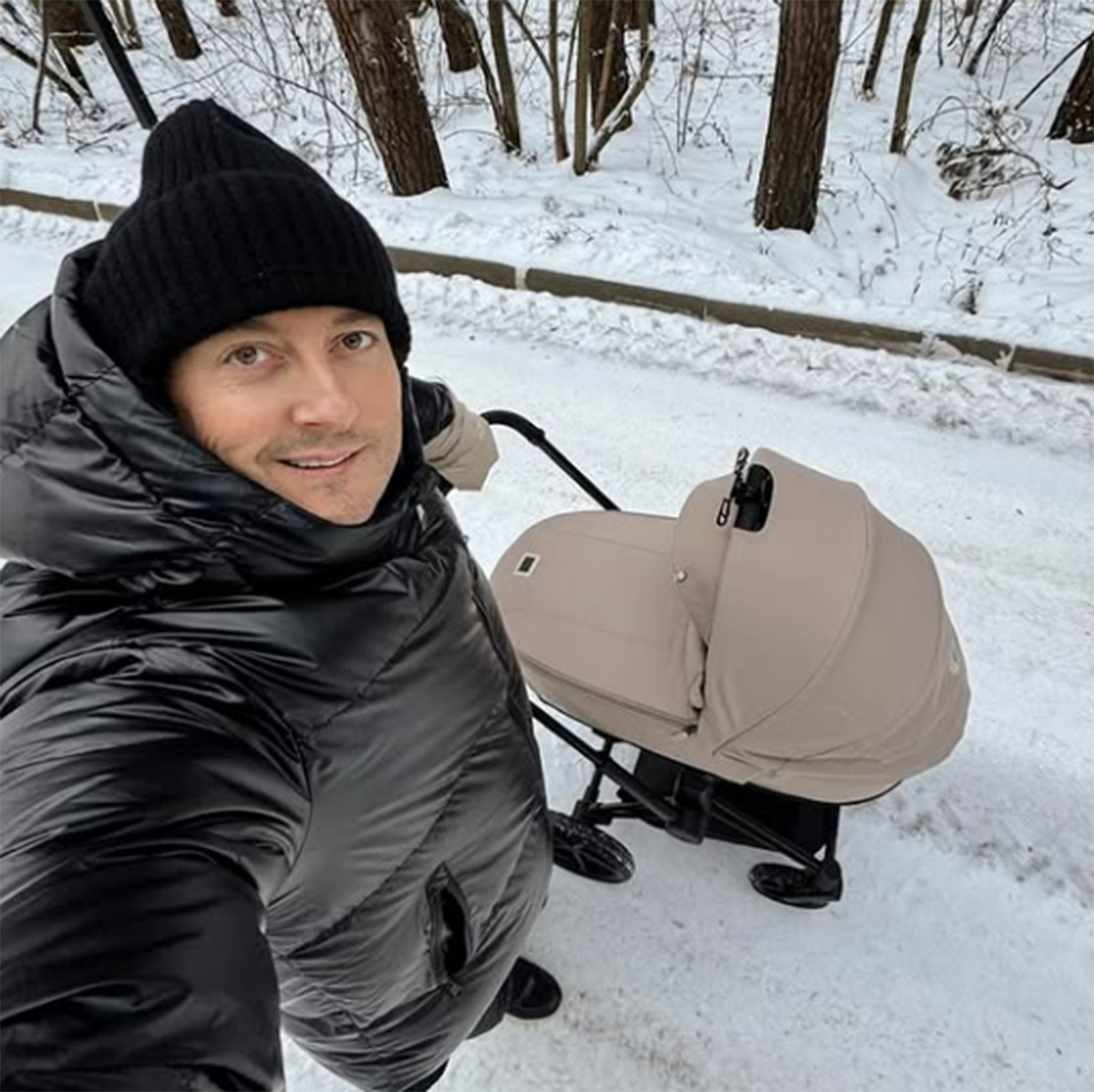 Стас Ярушин на прогулке с младшей дочкой. Фото: соцсети Стаса Ярушина