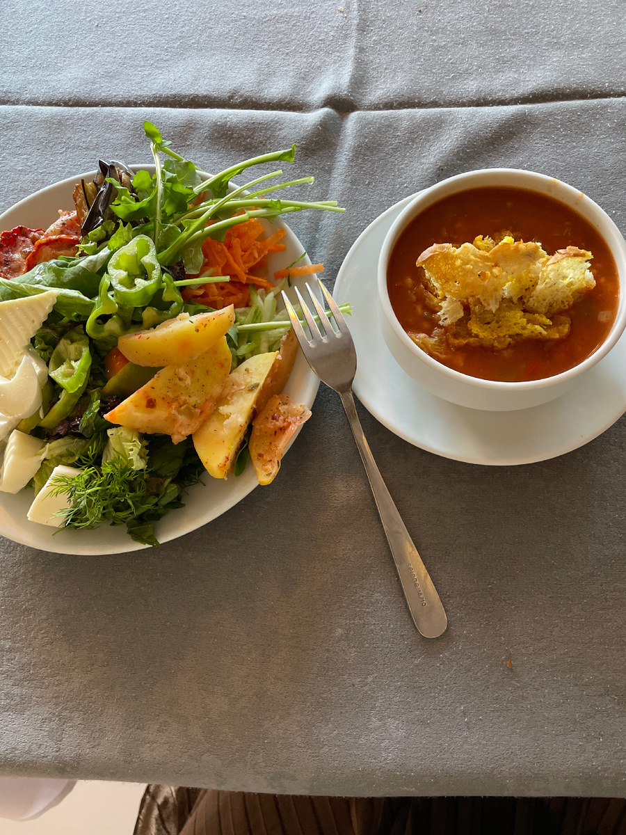 Завтрак в отеле. Со временем я перешла на суп с утра, вместо каши, так более питательно))но по -прежнему гора овощей, тертой морковки и сыра