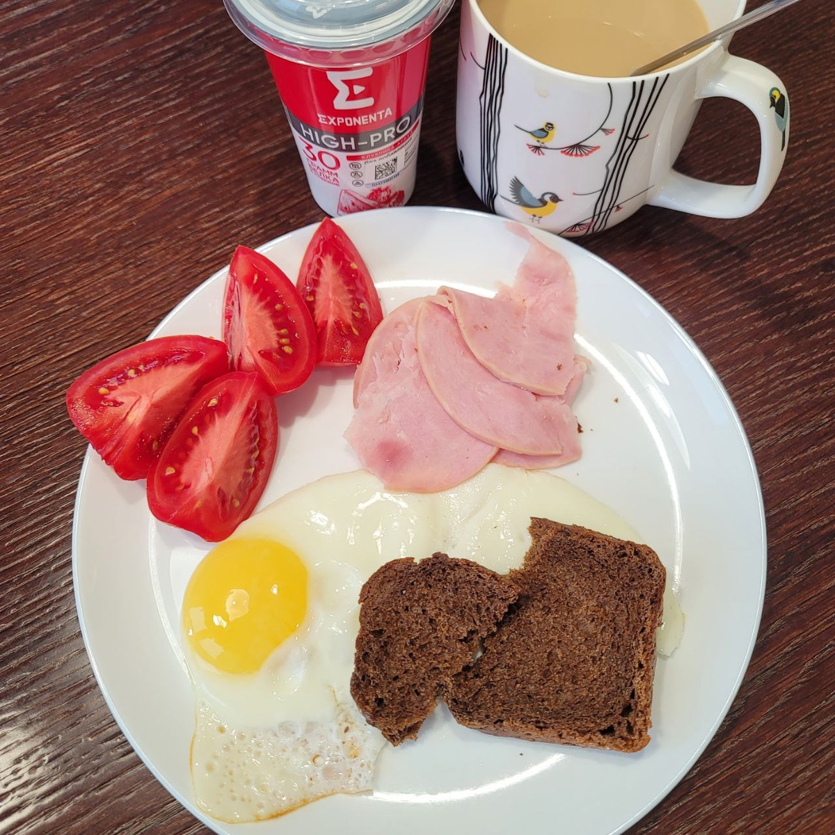 На самом деле, яиц было два. Просто кто-то поторопился орудовать вилкой, до фоток.